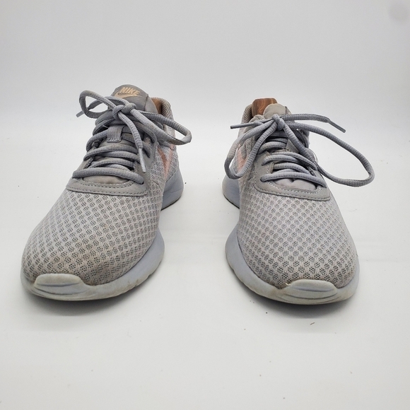 Nike Tanjun Gray Rose Gold Metallic Running Training Shoes Womens Size 8 - Picture 2 of 11